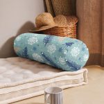 Renkli Zeminde Çam Yaprağı Desenli Kar tanesi Motifli Dijital Baskılı Modern İç Dolgulu Yumuşak Silindir Form Yastık Kırlent Realhomes