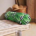 - RealHomes Özel Tasarımlı Dijital Baskılı İç Dolgulu Fermuarlı Silindir Yastık - Realhomes Geometrik Zeminde Yeşil Yaprak Desenli Dijital Baskılı Modern İç Dolgulu - Fermuarlı Süet Silindir Rulo Yastık Kırlent Realhomes