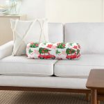 Beyaz Zemin Üzerinde Yılbaşı Desenli Kırmızı Vosvos Dijital Baskılı Modern İç Dolgulu Fermuarlı Çok Amaçlı Silindir Yastık Kırlent Realhomes