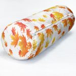 Beyaz Zemin Üzerinde Sonbahar Yaprak Desenli Dijital Baskılı Modern İç Dolgulu Süet Silindir Yastık Kırlent - Bel Yastığı Realhomes