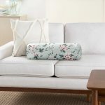 Renkli Zemin Üzerinde Yeşil Yapraklı Çiçek Desenli Dijital Baskılı Modern İç Dolgulu - Fermuarlı Süet Silindir Rulo Yastık Kırlent Realhomes