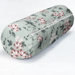 Renkli Zemin Üzerinde Yeşil Yapraklı Çiçek Desenli Dijital Baskılı Modern İç Dolgulu - Fermuarlı Süet Silindir Rulo Yastık Kırlent Realhomes
