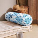 Beyaz Zemin Üzerinde Mavi Renkli Deniz Otu Dijital Baskılı Modern İç Dolgulu - Fermuarlı Süet Berjer Silindir Yastık Kırlent Realhomes