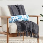 Beyaz Zemin Üzerinde Mavi Renkli Deniz Otu Dijital Baskılı Modern İç Dolgulu - Fermuarlı Süet Berjer Silindir Yastık Kırlent Realhomes