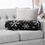 Siyah Zemin Üzerinde Beyaz Kar tanesi Desenli Dijital Baskılı Modern İç Dolgulu - Fermuarlı Süet Silindir Rulo Yastık Kırlent Realhomes