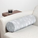 - RealHomes Özel Tasarımlı Dijital Baskılı İç Dolgulu Fermuarlı Silindir Yastık - Realhomes Gri Zemin Üzerinde Çam Ağacı Desenli Dijital Baskılı Modern İç Dolgulu - Fermuarlı Süet Silindir Rulo Yastık Kırlent Realhomes