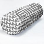 - RealHomes Özel Tasarımlı Dijital Baskılı İç Dolgulu Fermuarlı Silindir Yastık - Realhomes  Beyaz Zemin Üzerinde Gri Ekose Desenli Dijital Baskılı Modern İç Dolgulu - Fermuarlı Süet Berjer Silindir Yastık Kırlent Realhomes