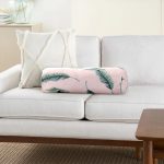 - RealHomes Özel Tasarımlı Dijital Baskılı İç Dolgulu Fermuarlı Silindir Yastık - Realhomes Pastel Zemin Üzerinde Yeşil Yaprak Desenli Dijital Baskılı Modern İç Dolgulu - Fermuarlı Süet Silindir Rulo Yastık Kırlent Realhomes