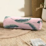 - RealHomes Özel Tasarımlı Dijital Baskılı İç Dolgulu Fermuarlı Silindir Yastık - Realhomes Pastel Zemin Üzerinde Yeşil Yaprak Desenli Dijital Baskılı Modern İç Dolgulu - Fermuarlı Süet Silindir Rulo Yastık Kırlent Realhomes