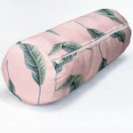 - RealHomes Özel Tasarımlı Dijital Baskılı İç Dolgulu Fermuarlı Silindir Yastık - Realhomes Pastel Zemin Üzerinde Yeşil Yaprak Desenli Dijital Baskılı Modern İç Dolgulu - Fermuarlı Süet Silindir Rulo Yastık Kırlent Realhomes