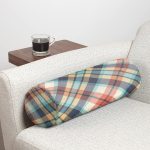 Renkli Zemin Üzerinde Pastel Renkli Ekose Desenli Dijital Baskılı Modern İç Dolgulu - Fermuarlı Süet Silindir Rulo Yastık Kırlent Realhomes