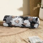 - RealHomes Özel Tasarımlı Dijital Baskılı İç Dolgulu Fermuarlı Silindir Yastık - Realhomes Renkli Zemin Üzerinde Siyah Beyaz Çiçek Desenli Dijital Baskılı Modern İç Dolgulu Fermuarlı Çok Amaçlı Silindir Yastık Kırlent Realhomes