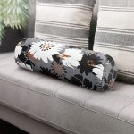 - RealHomes Özel Tasarımlı Dijital Baskılı İç Dolgulu Fermuarlı Silindir Yastık - Realhomes Renkli Zemin Üzerinde Siyah Beyaz Çiçek Desenli Dijital Baskılı Modern İç Dolgulu Fermuarlı Çok Amaçlı Silindir Yastık Kırlent Realhomes