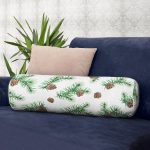 - RealHomes Özel Tasarımlı Dijital Baskılı İç Dolgulu Fermuarlı Silindir Yastık - Realhomes Beyaz Zemin Üzerinde Çam Kozalağı Desenli Dijital Baskılı Modern İç Dolgulu - Fermuarlı Süet Silindir Rulo Yastık Kırlent Realhomes