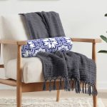 Beyaz Zemin Üzerinde Çini Desenli Dijital Baskılı Modern İç Dolgulu Süet Silindir Yastık Kırlent - Bel Yastığı Realhomes