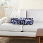 - RealHomes Özel Tasarımlı Dijital Baskılı İç Dolgulu Fermuarlı Silindir Yastık - Realhomes  Pastel Zemin Üzerinde Çini Desenli Dijital Baskılı Modern İç Dolgulu Süet Silindir Yastık Kırlent - Bel Yastığı Realhomes