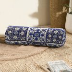 - RealHomes Özel Tasarımlı Dijital Baskılı İç Dolgulu Fermuarlı Silindir Yastık - Realhomes  Pastel Zemin Üzerinde Çini Desenli Dijital Baskılı Modern İç Dolgulu Süet Silindir Yastık Kırlent - Bel Yastığı Realhomes