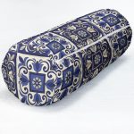 - RealHomes Özel Tasarımlı Dijital Baskılı İç Dolgulu Fermuarlı Silindir Yastık - Realhomes  Pastel Zemin Üzerinde Çini Desenli Dijital Baskılı Modern İç Dolgulu Süet Silindir Yastık Kırlent - Bel Yastığı Realhomes