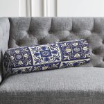 - RealHomes Özel Tasarımlı Dijital Baskılı İç Dolgulu Fermuarlı Silindir Yastık - Realhomes  Pastel Zemin Üzerinde Çini Desenli Dijital Baskılı Modern İç Dolgulu Süet Silindir Yastık Kırlent - Bel Yastığı Realhomes