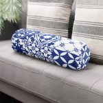 Beyaz Zemin Üzerinde Çini Desenli Dijital Baskılı Modern İç Dolgulu - Fermuarlı Süet Silindir Daire Yastık Kırlent Realhomes