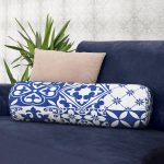 Beyaz Zemin Üzerinde Çini Desenli Dijital Baskılı Modern İç Dolgulu - Fermuarlı Süet Silindir Daire Yastık Kırlent Realhomes