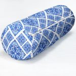 Beyaz Zemin Üzerinde Çini Desenli Dijital Baskılı Modern İç Dolgulu Fermuarlı Çok Amaçlı Silindir Yastık Kırlent Realhomes