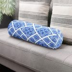 Beyaz Zemin Üzerinde Çini Desenli Dijital Baskılı Modern İç Dolgulu Fermuarlı Çok Amaçlı Silindir Yastık Kırlent Realhomes