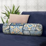 - RealHomes Özel Tasarımlı Dijital Baskılı İç Dolgulu Fermuarlı Silindir Yastık - Realhomes  Renkli Zemin Üzerinde Geometrik Desenli Dijital Baskılı Modern İç Dolgulu - Fermuarlı Süet Silindir Rulo Yastık Kırlent Realhomes