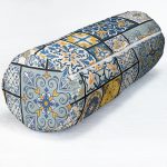 - RealHomes Özel Tasarımlı Dijital Baskılı İç Dolgulu Fermuarlı Silindir Yastık - Realhomes  Renkli Zemin Üzerinde Geometrik Desenli Dijital Baskılı Modern İç Dolgulu - Fermuarlı Süet Silindir Rulo Yastık Kırlent Realhomes
