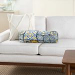 - RealHomes Özel Tasarımlı Dijital Baskılı İç Dolgulu Fermuarlı Silindir Yastık - Realhomes  Renkli Zemin Üzerinde Geometrik Desenli Dijital Baskılı Modern İç Dolgulu - Fermuarlı Süet Silindir Rulo Yastık Kırlent Realhomes