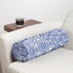 - RealHomes Özel Tasarımlı Dijital Baskılı İç Dolgulu Fermuarlı Silindir Yastık - Realhomes  Beyaz Zemin Üzerinde Çini Desenli Dijital Baskılı Modern İç Dolgulu - Fermuarlı Süet Silindir Daire Yastık Kırlent Realhomes