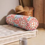 - RealHomes Özel Tasarımlı Dijital Baskılı İç Dolgulu Fermuarlı Silindir Yastık - Realhomes  Beyaz Zemin Üzerinde Çini Desenli Dijital Baskılı Modern İç Dolgulu Süet Silindir Yastık Kırlent - Bel Yastığı Realhomes