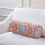 - RealHomes Özel Tasarımlı Dijital Baskılı İç Dolgulu Fermuarlı Silindir Yastık - Realhomes  Beyaz Zemin Üzerinde Çini Desenli Dijital Baskılı Modern İç Dolgulu Süet Silindir Yastık Kırlent - Bel Yastığı Realhomes