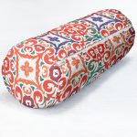 - RealHomes Özel Tasarımlı Dijital Baskılı İç Dolgulu Fermuarlı Silindir Yastık - Realhomes  Beyaz Zemin Üzerinde Çini Desenli Dijital Baskılı Modern İç Dolgulu Süet Silindir Yastık Kırlent - Bel Yastığı Realhomes