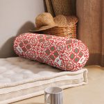 - RealHomes Özel Tasarımlı Dijital Baskılı İç Dolgulu Fermuarlı Silindir Yastık - Realhomes Beyaz Zemin Üzerinde Çini Desenli Dijital Baskılı Modern İç Dolgulu Yumuşak Silindir Form Yastık Kırlent Realhomes