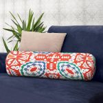 - RealHomes Özel Tasarımlı Dijital Baskılı İç Dolgulu Fermuarlı Silindir Yastık - Realhomes Beyaz Zemin Üzerinde Çini Desenli Dijital Baskılı Modern İç Dolgulu Fermuarlı Çok Amaçlı Silindir Yastık Kırlent Realhomes