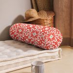 - RealHomes Özel Tasarımlı Dijital Baskılı İç Dolgulu Fermuarlı Silindir Yastık - Realhomes  Beyaz Zemin Üzerinde Çini Desenli Dijital Baskılı Modern İç Dolgulu - Fermuarlı Süet Silindir Daire Yastık Kırlent Realhomes