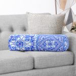 Beyaz Zemin Üzerinde Çini Desenli Dijital Baskılı Modern İç Dolgulu - Fermuarlı Süet Silindir Yuvarlak Yastık Kırlent Realhomes