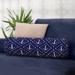 - RealHomes Özel Tasarımlı Dijital Baskılı İç Dolgulu Fermuarlı Silindir Yastık - Realhomes Renkli Zemin Üzerinde Modern Çapa Desenli Dijital Baskılı Modern İç Dolgulu - Fermuarlı Süet Berjer Silindir Yastık Kırlent Realhomes