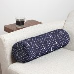 - RealHomes Özel Tasarımlı Dijital Baskılı İç Dolgulu Fermuarlı Silindir Yastık - Realhomes Renkli Zemin Üzerinde Modern Çapa Desenli Dijital Baskılı Modern İç Dolgulu - Fermuarlı Süet Berjer Silindir Yastık Kırlent Realhomes