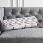 - RealHomes Özel Tasarımlı Dijital Baskılı İç Dolgulu Fermuarlı Silindir Yastık - Realhomes Beyaz Zemin Üzerinde Renkli Çizgili Çapa Desenli Dijital Baskılı Modern İç Dolgulu - Fermuarlı Süet Silindir Yuvarlak Yastık Kırlent Realhomes