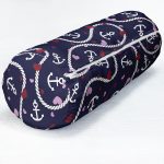 Renkli Zemin Üzerinde Çapa Ve Halat Desenli Dijital Baskılı Modern İç Dolgulu - Fermuarlı Süet Silindir Rulo Yastık Kırlent Realhomes