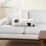 Beyaz Zemin Üzerinde Siyah Puantiyeli Kaktüs Desenli Dijital Baskılı Modern İç Dolgulu - Fermuarlı Süet Berjer Silindir Yastık Kırlent Realhomes