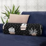 Siyah Zemin Üzerinde Kaktüs Desenli Dijital Baskılı Modern İç Dolgulu - Fermuarlı Süet Silindir Rulo Yastık Kırlent Realhomes