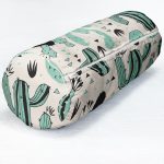 - RealHomes Özel Tasarımlı Dijital Baskılı İç Dolgulu Fermuarlı Silindir Yastık - Realhomes Renkli Zemin Üzerinde Kaktüs Desenli Dijital Baskılı Modern İç Dolgulu Fermuarlı Çok Amaçlı Silindir Yastık Kırlent Realhomes