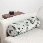 - RealHomes Özel Tasarımlı Dijital Baskılı İç Dolgulu Fermuarlı Silindir Yastık - Realhomes  Renkli Zemin Üzerinde Kaktüs Desenli Dijital Baskılı Modern İç Dolgulu Süet Silindir Yastık Kırlent - Bel Yastığı Realhomes