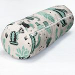 - RealHomes Özel Tasarımlı Dijital Baskılı İç Dolgulu Fermuarlı Silindir Yastık - Realhomes  Renkli Zemin Üzerinde Kaktüs Desenli Dijital Baskılı Modern İç Dolgulu Süet Silindir Yastık Kırlent - Bel Yastığı Realhomes