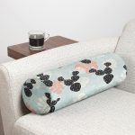 - RealHomes Özel Tasarımlı Dijital Baskılı İç Dolgulu Fermuarlı Silindir Yastık - Realhomes Renkli Zemin Üzerinde Yaprak Desenli Dijital Baskılı Modern İç Dolgulu Yumuşak Silindir Form Yastık Kırlent Realhomes