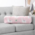 Renkli Zemin Üzerinde Sevimli Zürafa Desenli Dijital Baskılı Modern İç Dolgulu Fermuarlı Çok Amaçlı Silindir Yastık Kırlent Realhomes