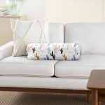 Beyaz Zemin Üzerinde Renkli Kaktüs Desenli Dijital Baskılı Modern İç Dolgulu - Fermuarlı Süet Silindir Yuvarlak Yastık Kırlent Realhomes